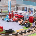 Pista de viteza pentru curse Cars 3 cu masuta - Disney Pixar Florida Speedway KidKraft - 55 piese